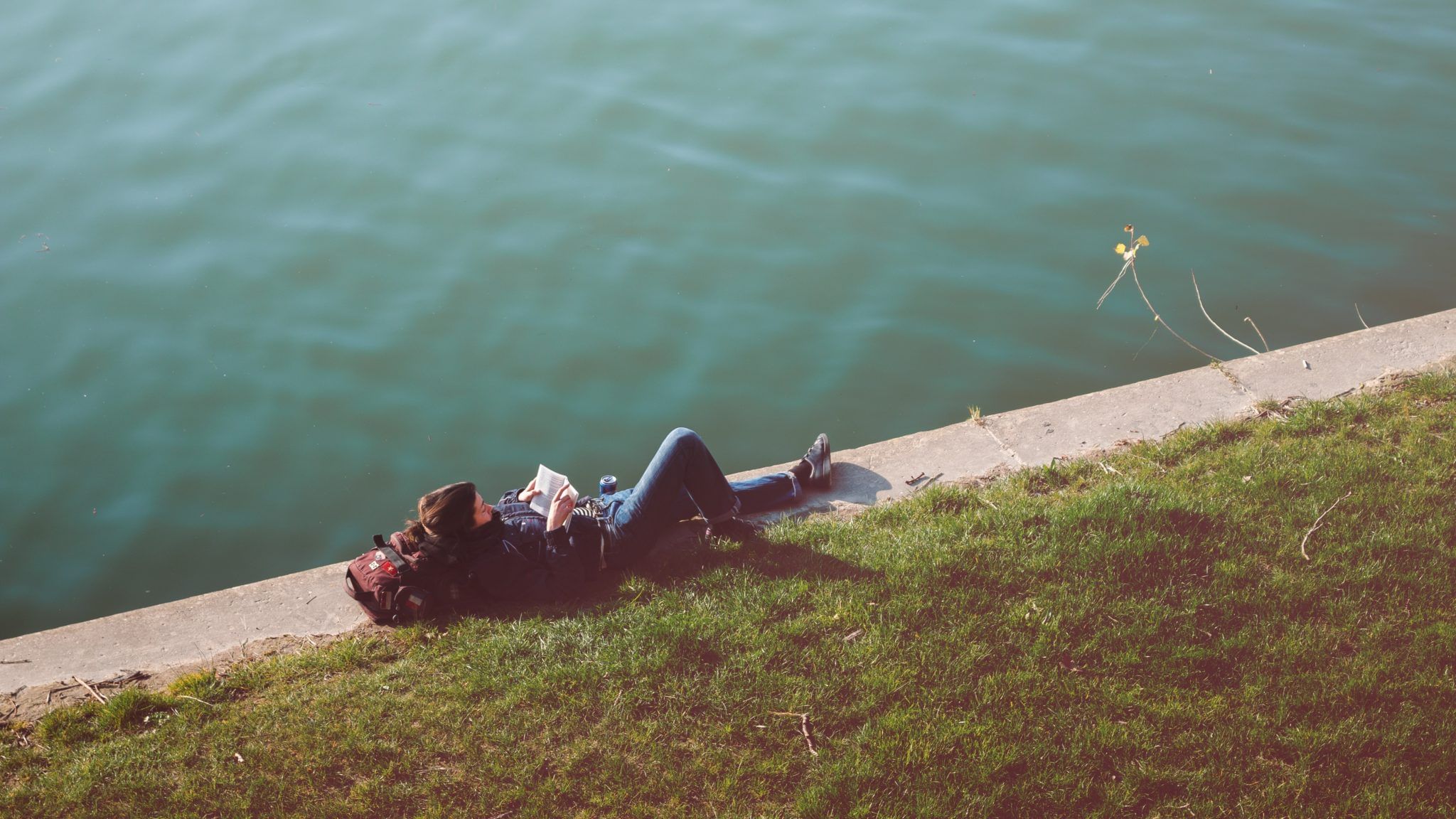 Lernstress durch draußen lernen trotzen als Student in der Prüfungsphase