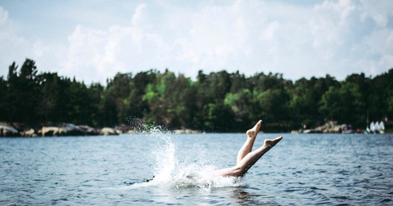 Schwimmen im Naturbadesee in Bayern