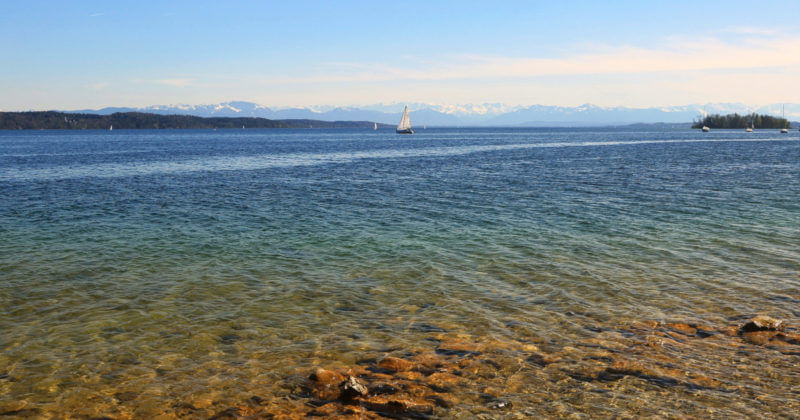 Schwimmen im Starnberger See in Bayern